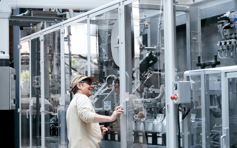 Operation Manager là người đặt ra các tiêu chuẩn chất lượng đồng thời cũng là người giám sát và kiểm soát các tiêu chuẩn này